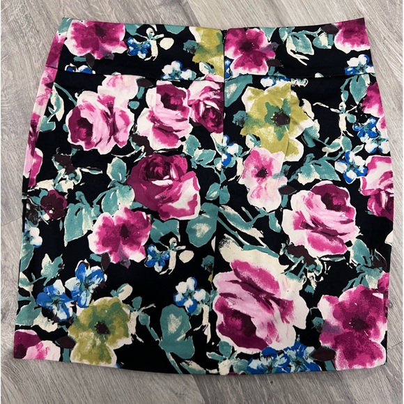 Forever 21 Floral mini skirt - Picture 4 of 4